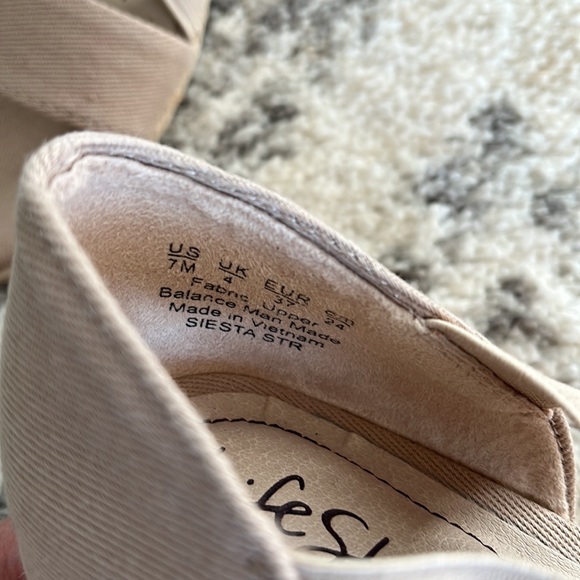 Life stride wedge heels , size 7 , beige - Picture 2 of 5